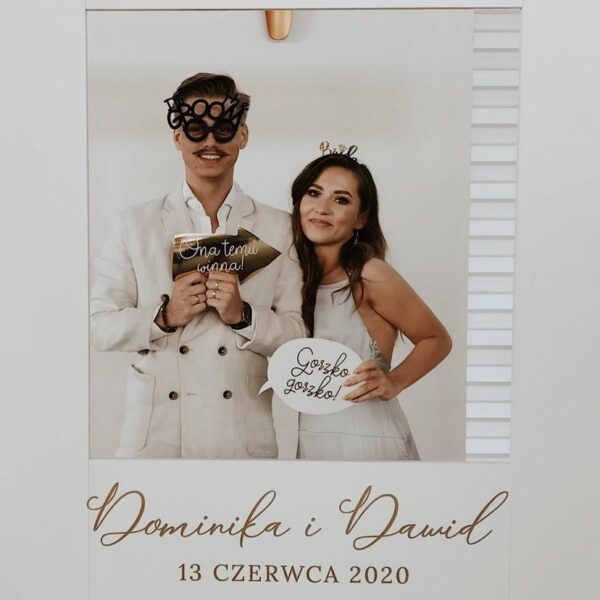 Białe tablice powitalne na wesele ze złotą czcionką