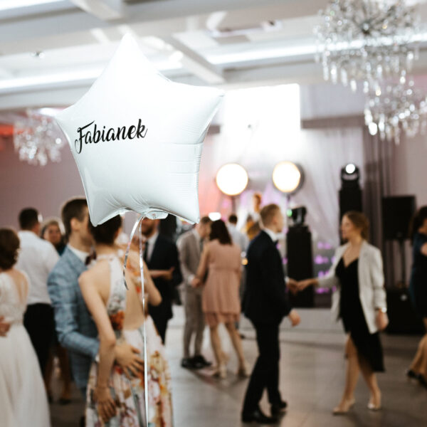 Balony z dowolnym napisem, które dodają stylu sali, na każdą okazje