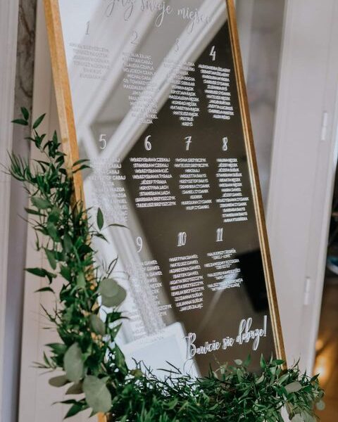 Biała naklejka na lustro