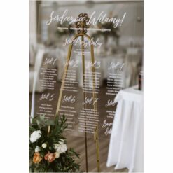Szklany plan stołów weselnych z ozdobnym drukiem