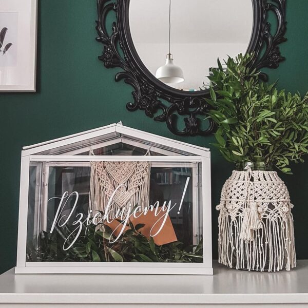 Białe naklejki ślubne na szklarnię