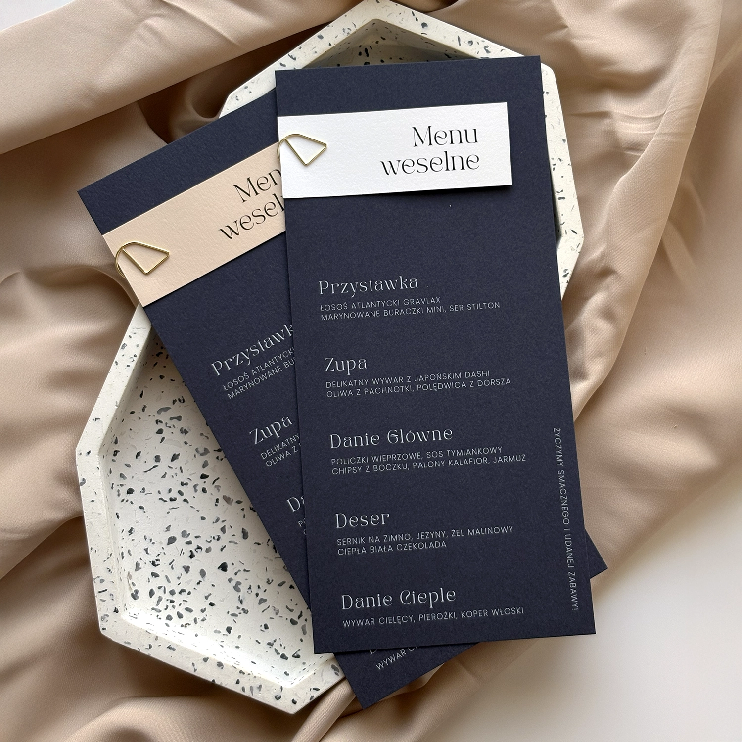 Leżące menu weselne Navy Blue z białym i ciasteczkowym bilecikiem