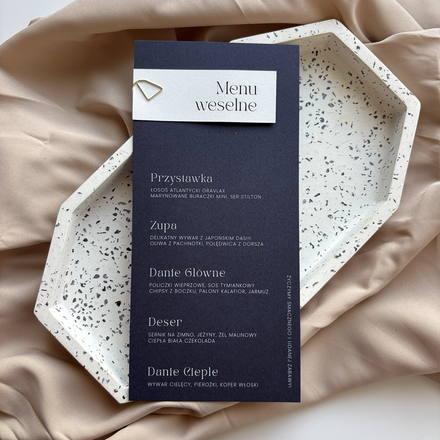 Menu weselne Navy Blue z białym bilecikiem i złotym spinaczem