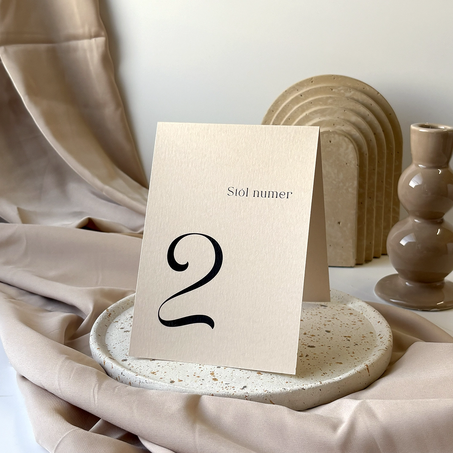 Numer stołu w odcieniu ciasteczkowym z kolekcji Navy Blue, minimalistyczny styl