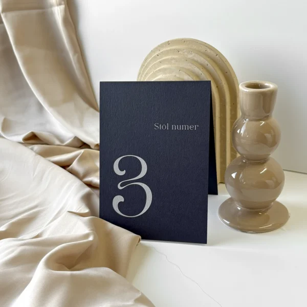 Numer stołu Navy Blue na granatowym tle z jasnym nadrukiem