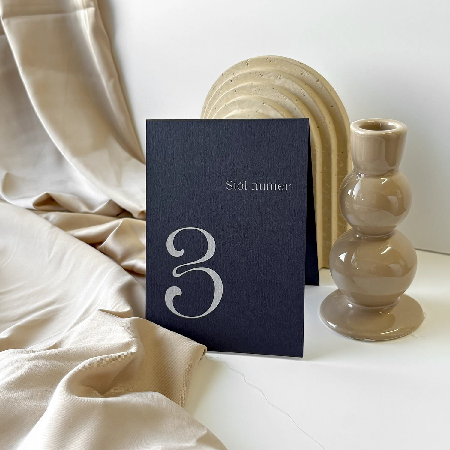 Numer stołu Navy Blue na granatowym tle z jasnym nadrukiem