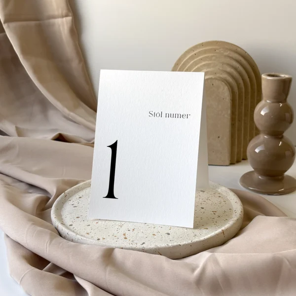 Numer stołu w stylu Navy Blue na śmietankowym papierze, elegancka aranżacja