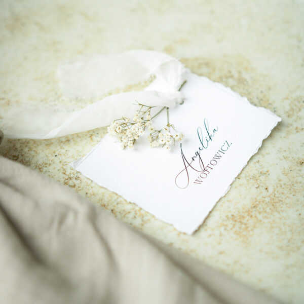 Winietka z szarpanymi brzegami, szarpaną wstążką oraz gipsówką