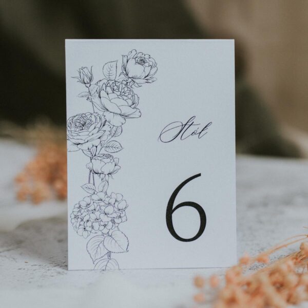 Numer stołu eustoma w kolorze białym.