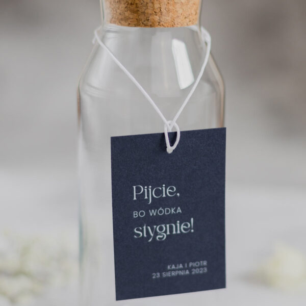 Granatowa zawieszka na alkohol z biała czcionką