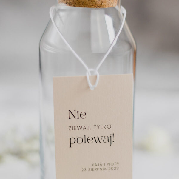 Beżowa zawieszka na alkohol z granatową czcionką