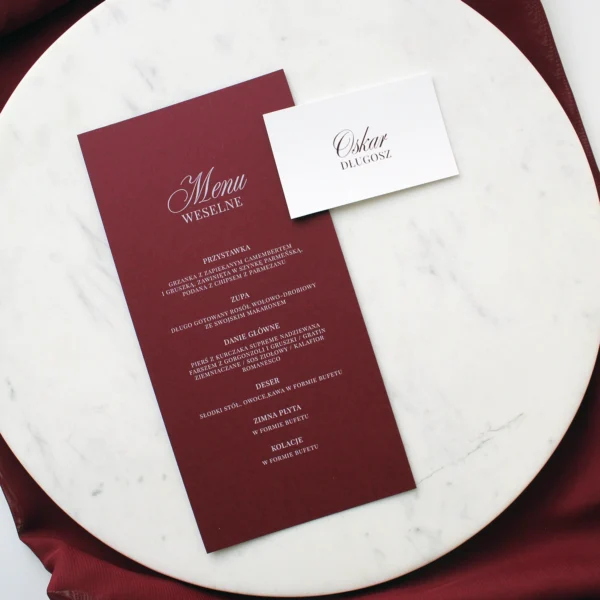 burgundowe menu weselne w poziomej formie, z eleganckim białym nadrukiem