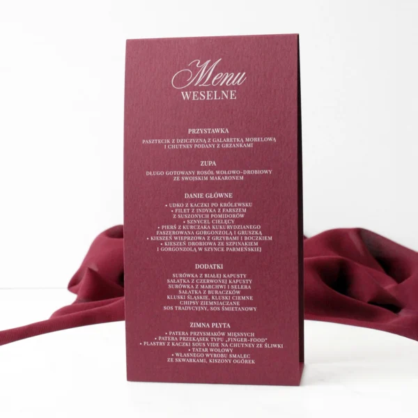bordowe stojące menu weselne z eleganckim nadrukiem w białym kolorze