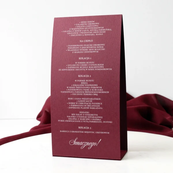 tył bordowego menu weselnego z hasłem „Smacznego!” w eleganckiej typografii