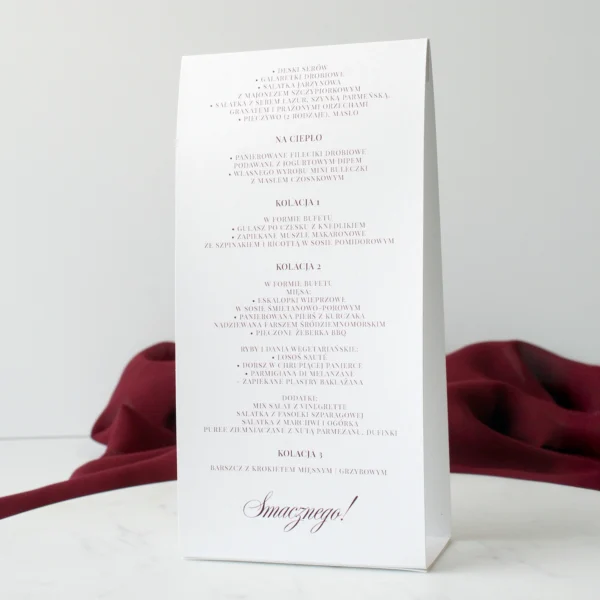 tył śmietankowego menu weselnego z napisem „Smacznego!” w bordowym odcieniu