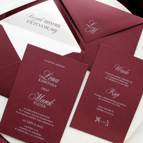 komplet burgundowych zaproszeń ślubnych z dodatkowymi kartami RSVP i informacjami o weselu