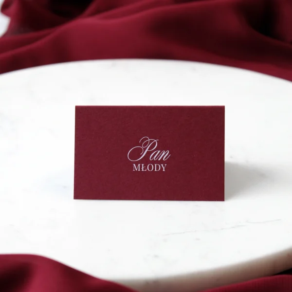 bordowa winietka z białym napisem „Pan Młody”, w eleganckim stylu kolekcji Burgund
