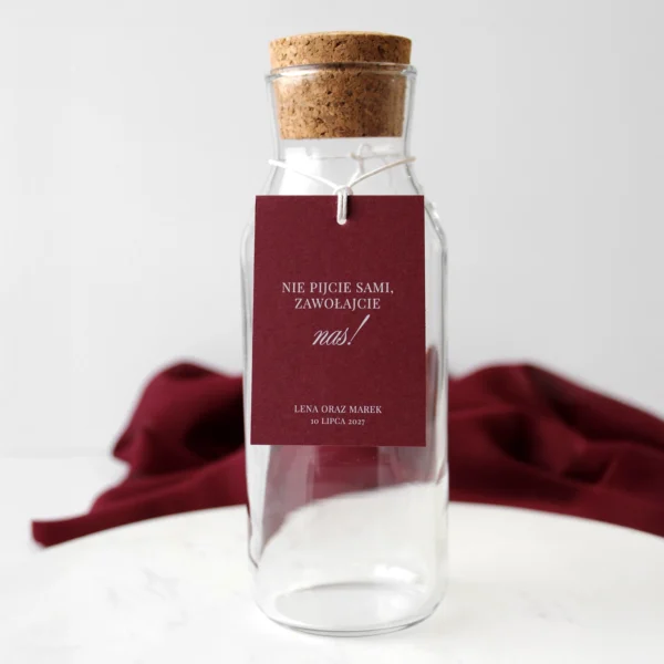burgundowe zawieszki na butelki z białym sznurkiem, z napisem „Pij! Wódka stygnie!”