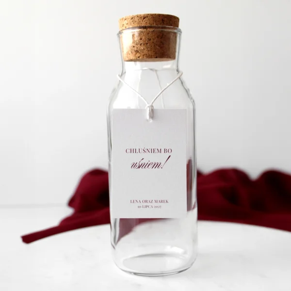 śmietankowe zawieszki na alkohol z burgundowym nadrukiem i białym sznurkiem