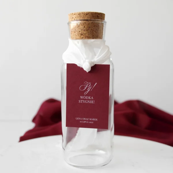 burgundowe zawieszki na butelki z białą, szyfonową wstążką dodającą lekkości