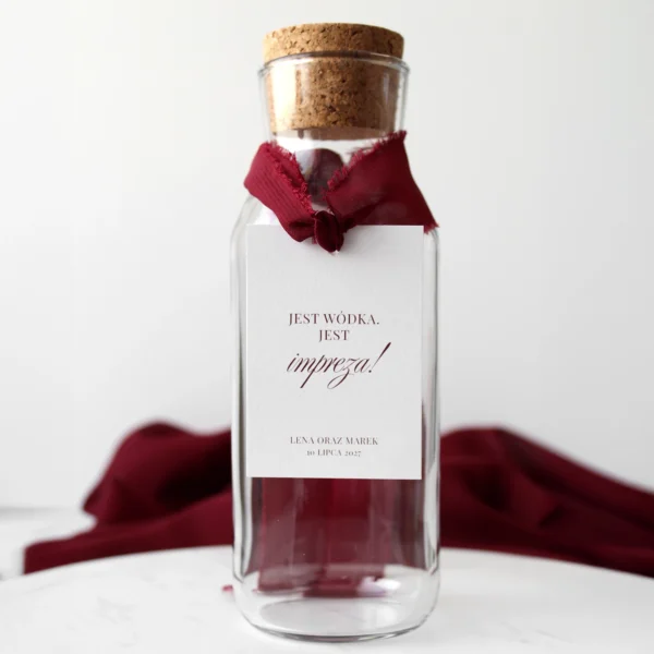 śmietankowe zawieszki z burgundowym nadrukiem, ozdobione wstążką w kolorze wina