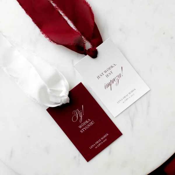 eleganckie zawieszki na alkohol w kolorach burgundu i ecru, ozdobione szyfonową wstążką