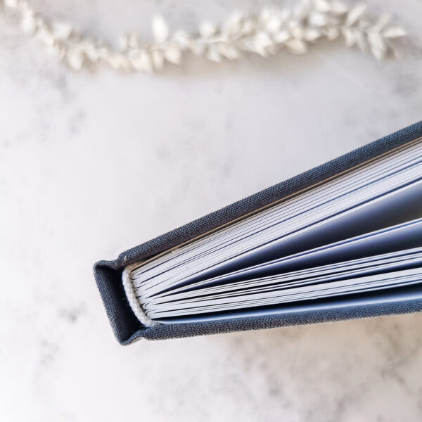 Granatowa księga gości z białymi kartami.