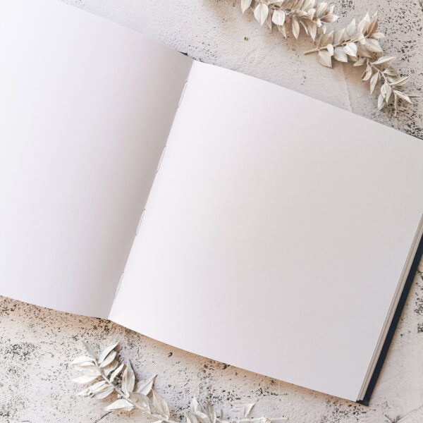 Księga gości z białymi kartami.