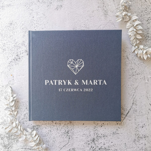 Księga gości w kolorze granatowym.