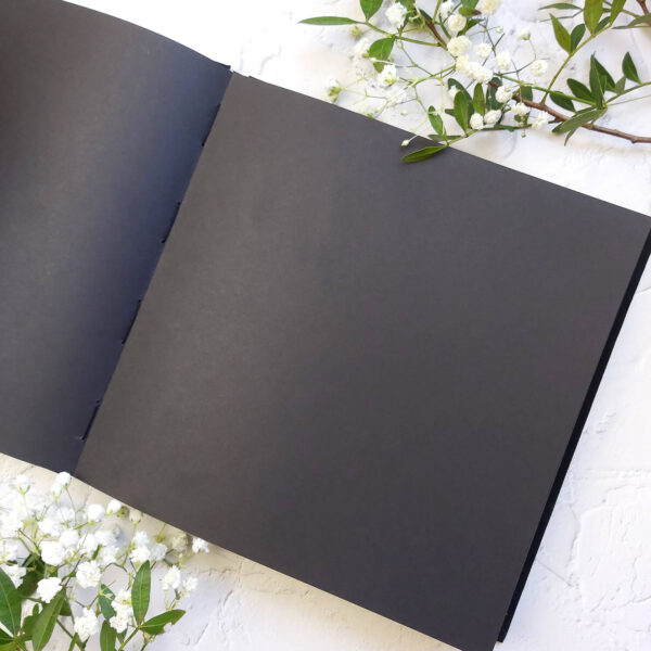 Księga kości z czarnymi kartami.