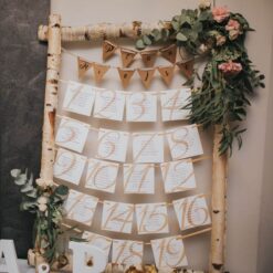 Plan stołów na wesele w nietypowej wersji z brzozową ramką