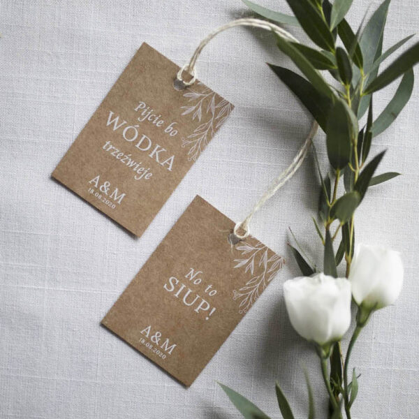 Zawieszki na alkohol weselny z prostą, jasną czcionką