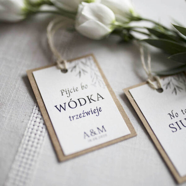 Proste zawieszki na alkohol z ciemnym drukiem - eco