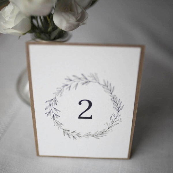 Numery stołów eco z prostym drukiem i roślinnym dodatkiem