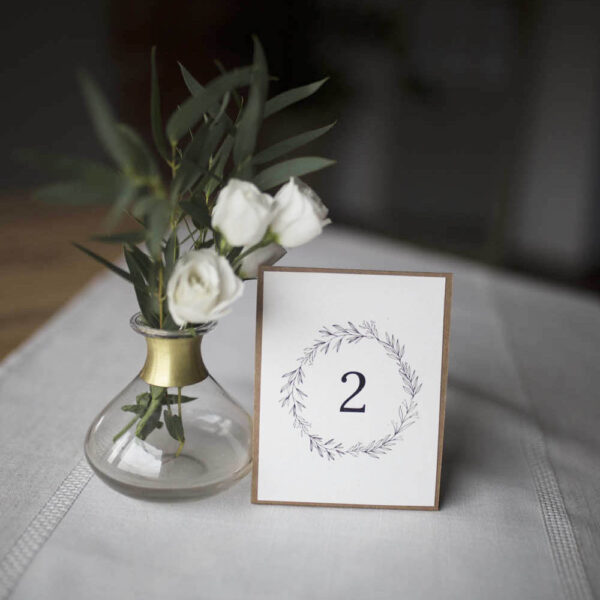 Numery stołów eco z jasnym tłem