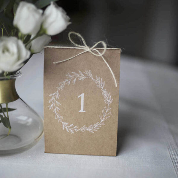 Eko numerek na stół z jasnym zdobieniem