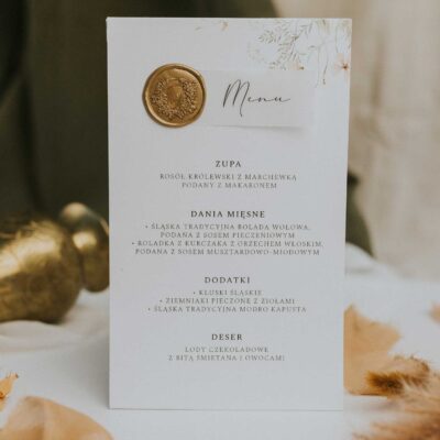 Delikatne menu ślubne szarpana kalka z kwiecistym wzorem i złotym lakiem.