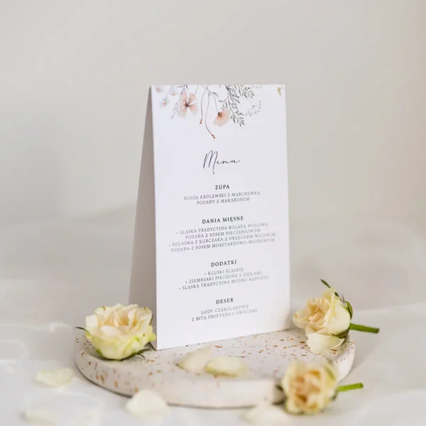 Stylowe menu weselne w formie stojącej, z delikatnym wzorem roślinnym i eleganckim układem tekstu.