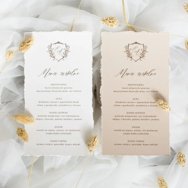 Zdjęcie dwóch kart menu weselnego z kolekcji Róża, jedna w odcieniu bieli, druga w beżowym, obie na tiulowym tle z suszonymi trawami.