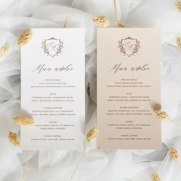 Płaskie ujęcie kart menu weselnego w wersji białej i beżowej z delikatnym motywem florystycznym i monogramem.