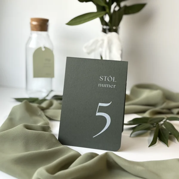 Numer stołu Jungle w kolorze butelkowej zieleni, z białym napisem, idealny do dekoracji w stylu botanicznym.