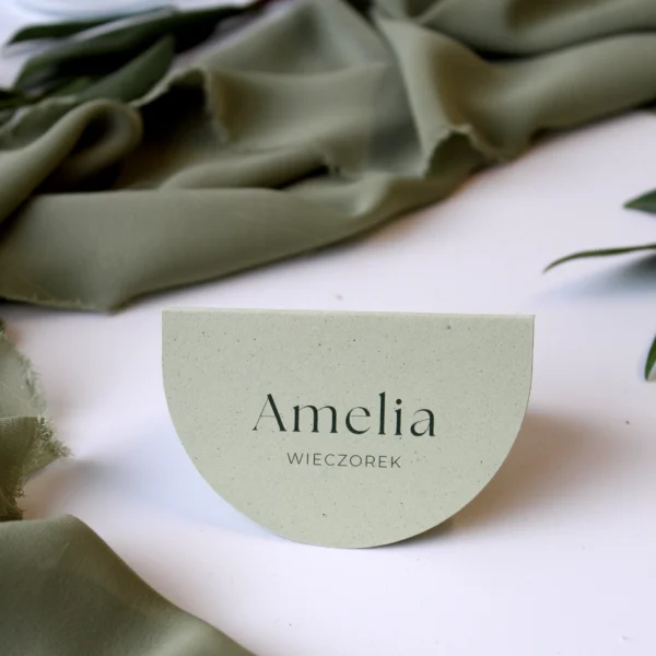 Winietka ślubna Jungle w formie daszku w odcieniu jasnej zieleni, otoczona roślinnymi dekoracjami.