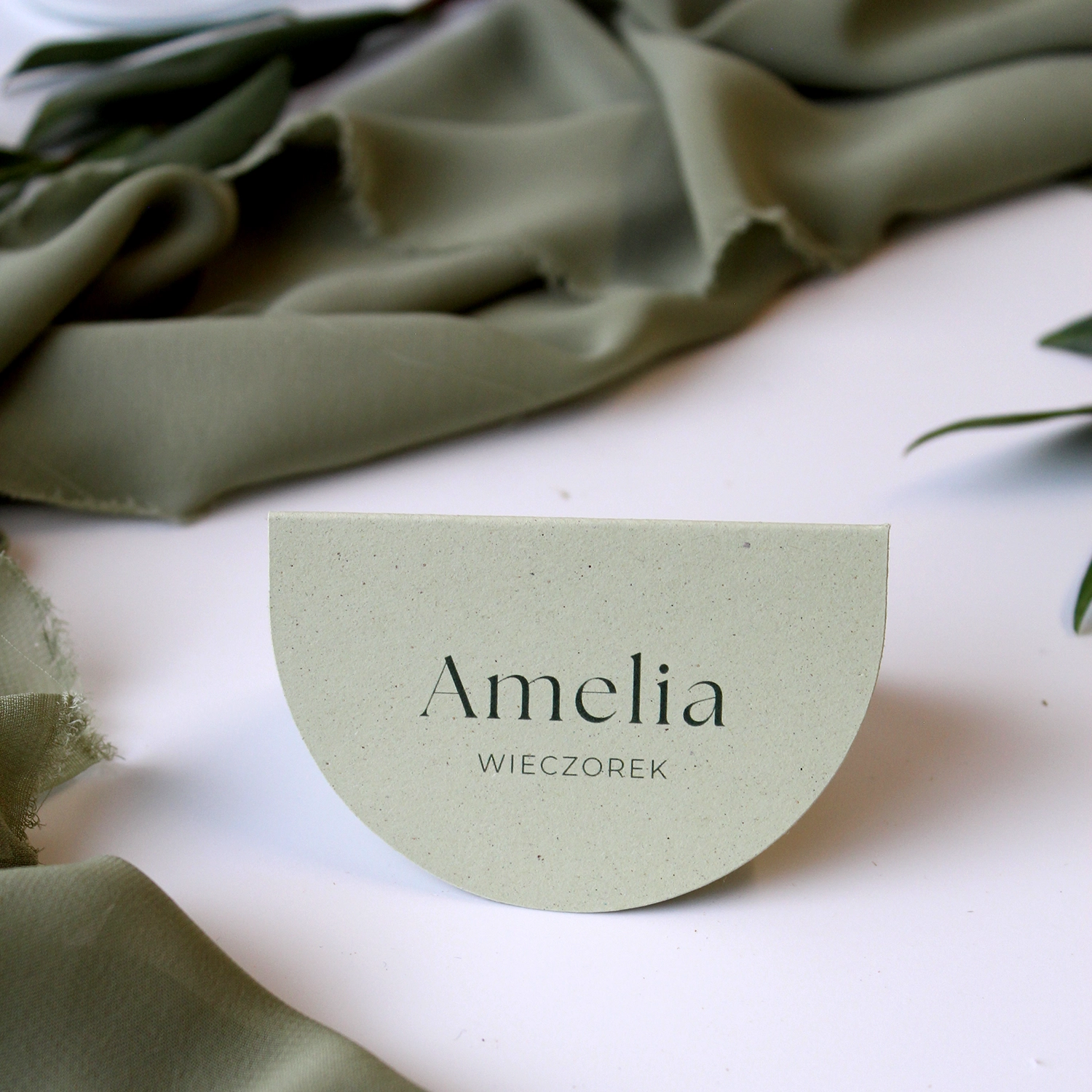 Winietka ślubna Jungle w formie daszku w odcieniu jasnej zieleni, otoczona roślinnymi dekoracjami.