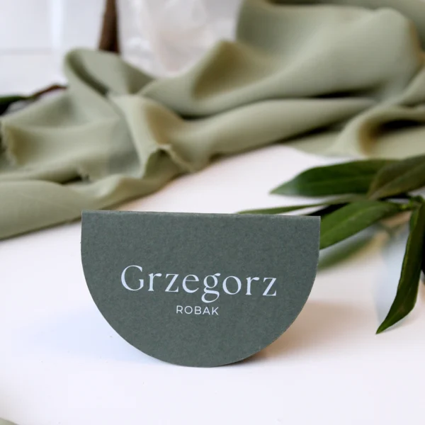 Winietka weselna Jungle w formie daszku w kolorze butelkowej zieleni, z eleganckim nadrukiem imienia i nazwiska.