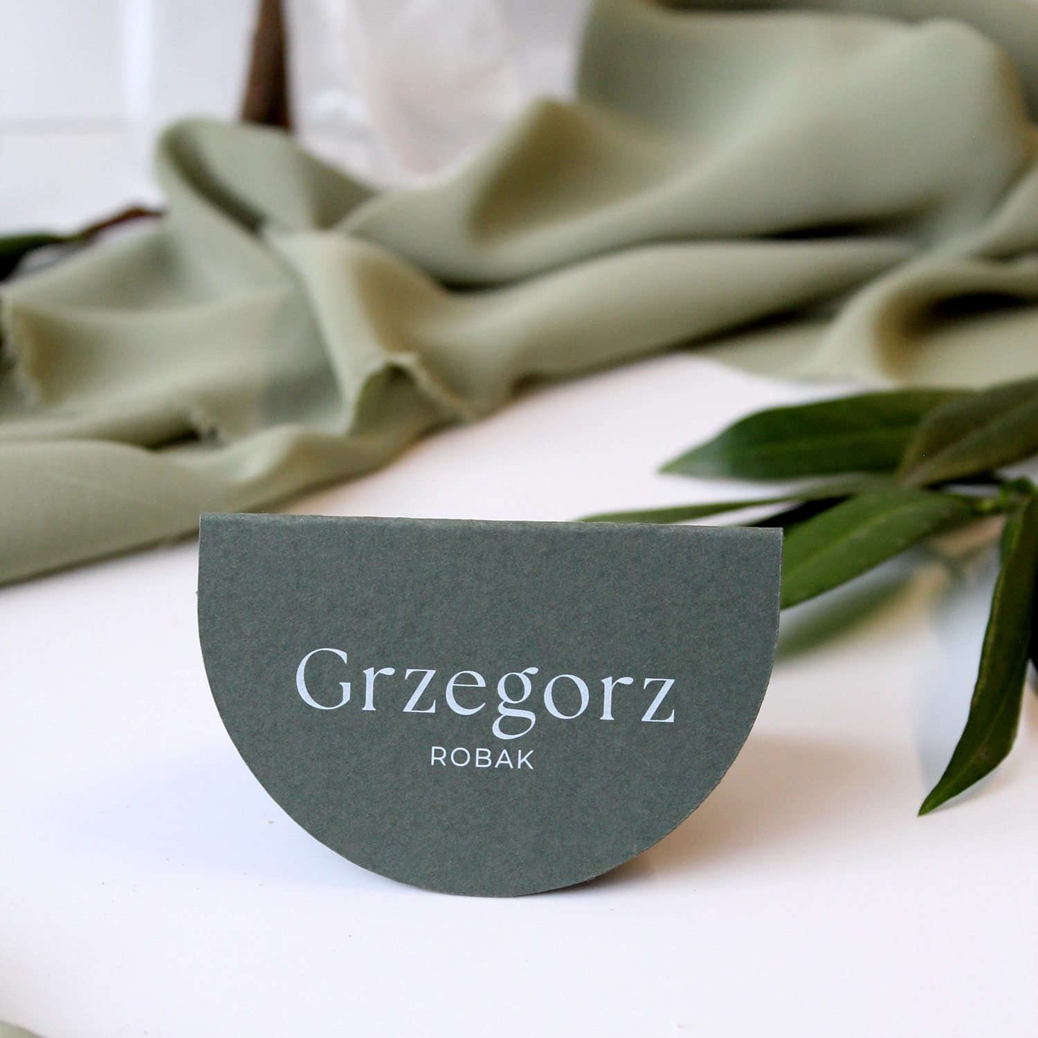 Winietka weselna Jungle w formie daszku w kolorze butelkowej zieleni, z eleganckim nadrukiem imienia i nazwiska.