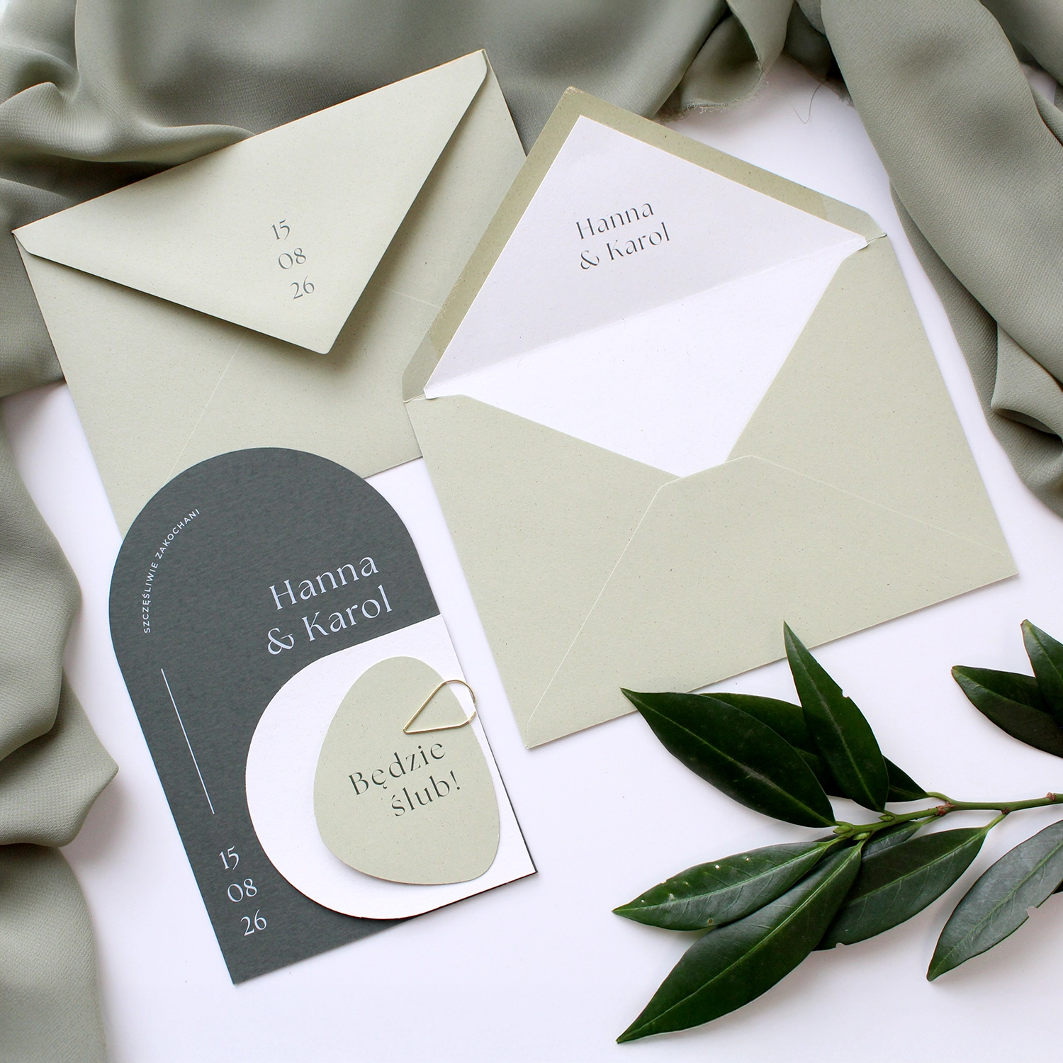 Zaproszenie ślubne Jungle z dopasowaną kopertą w odcieniu jasnej zieleni i nadrukiem imion pary młodej.
