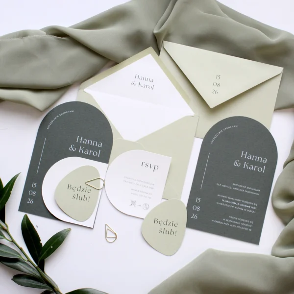 Zestaw zaproszeń ślubnych Jungle z kopertą, kartą RSVP i elementami w spójnej zielonej kolorystyce.