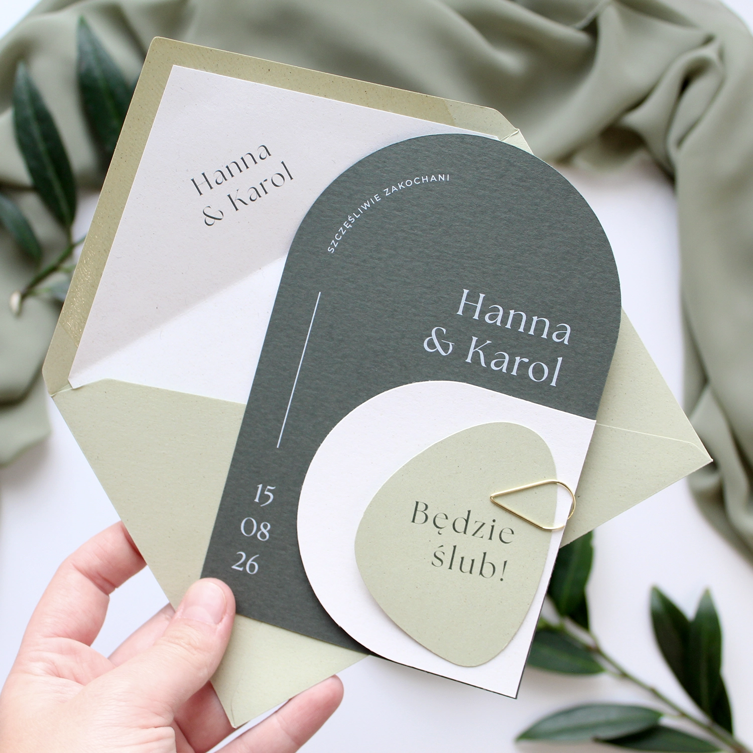 Zaproszenia ślubne z kolekcji Jungle w odcieniach zieleni, z geometrycznym motywem i napisem „Będzie ślub!”.