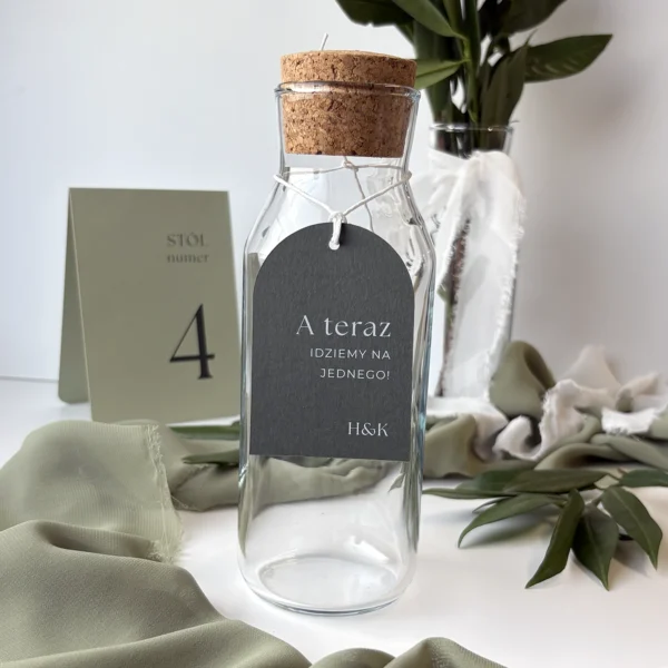 Zawieszka weselna Jungle w butelkowej zieleni z napisem „A teraz idziemy na jednego!”, idealna do dekoracji stołu.