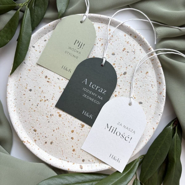 Zestaw zawieszek ślubnych Jungle w odcieniach butelkowej zieleni, jasnej zieleni i złamanej bieli, z eleganckimi napisami.
